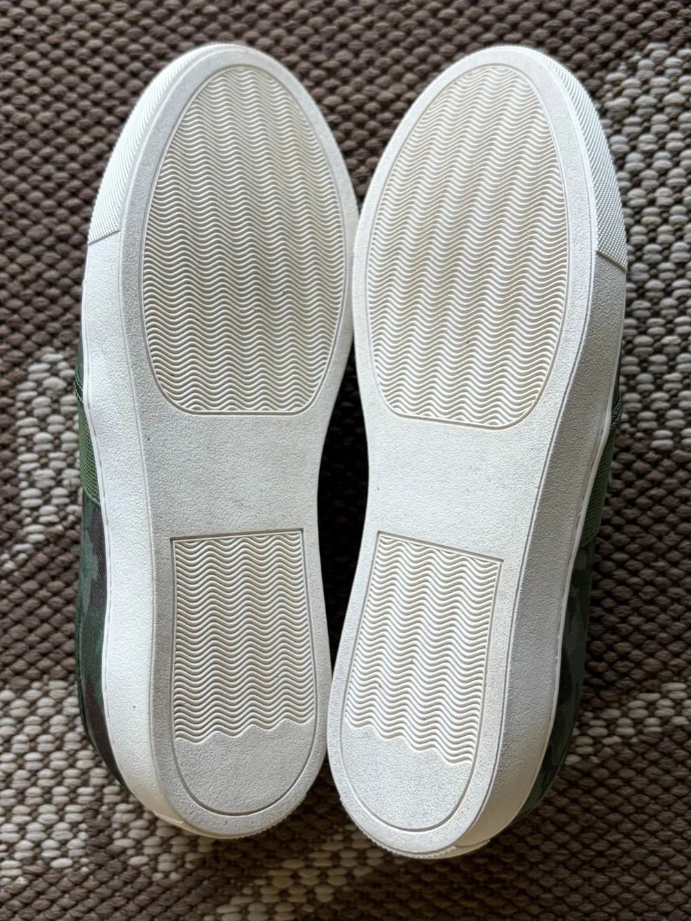 Isaac Mizrahi Daphney Shoes Green Camo Slip-On Sneakers ~ Like New! Women’s Sz 7